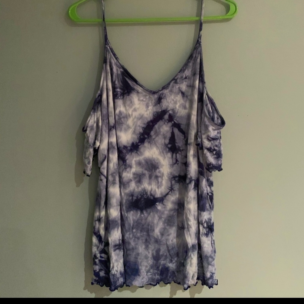 Soft and sexy cold shoulders tank